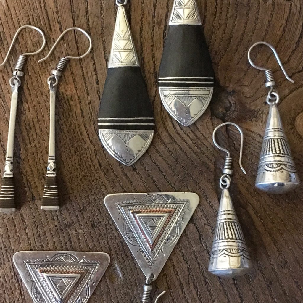 トゥアレグが作るシルバーと黒檀のアクセサリー　silver and ebony accessories made by Tuareg